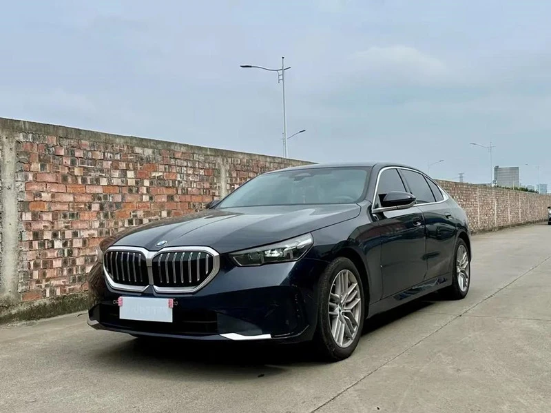 Pacáiste Spóirt BMW 5 Series 525Li M 2024